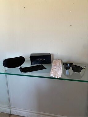 Oakley 0009415 Sunglasses (original contents and receipt)